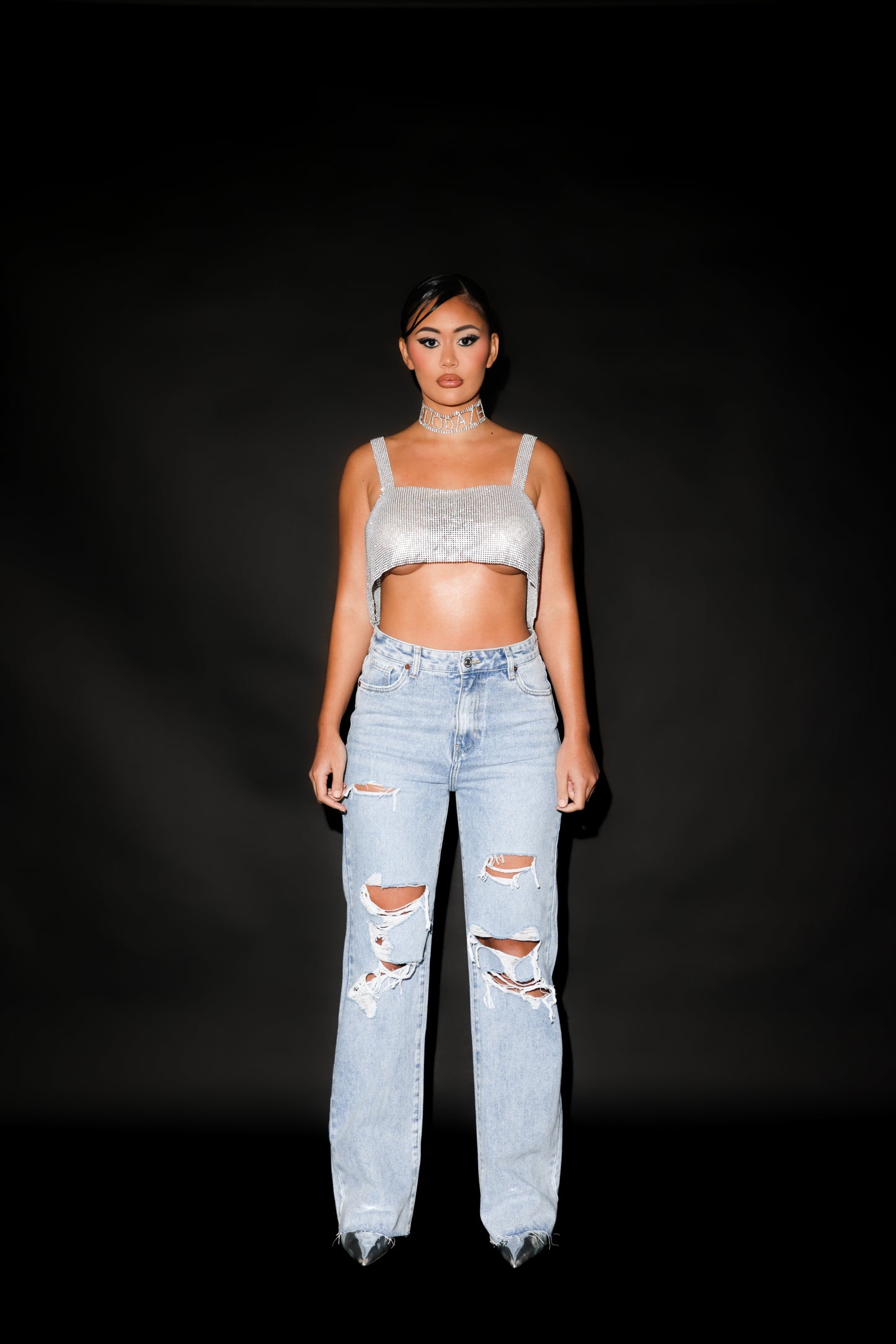 LIGHT WASH RIPPED JEANS