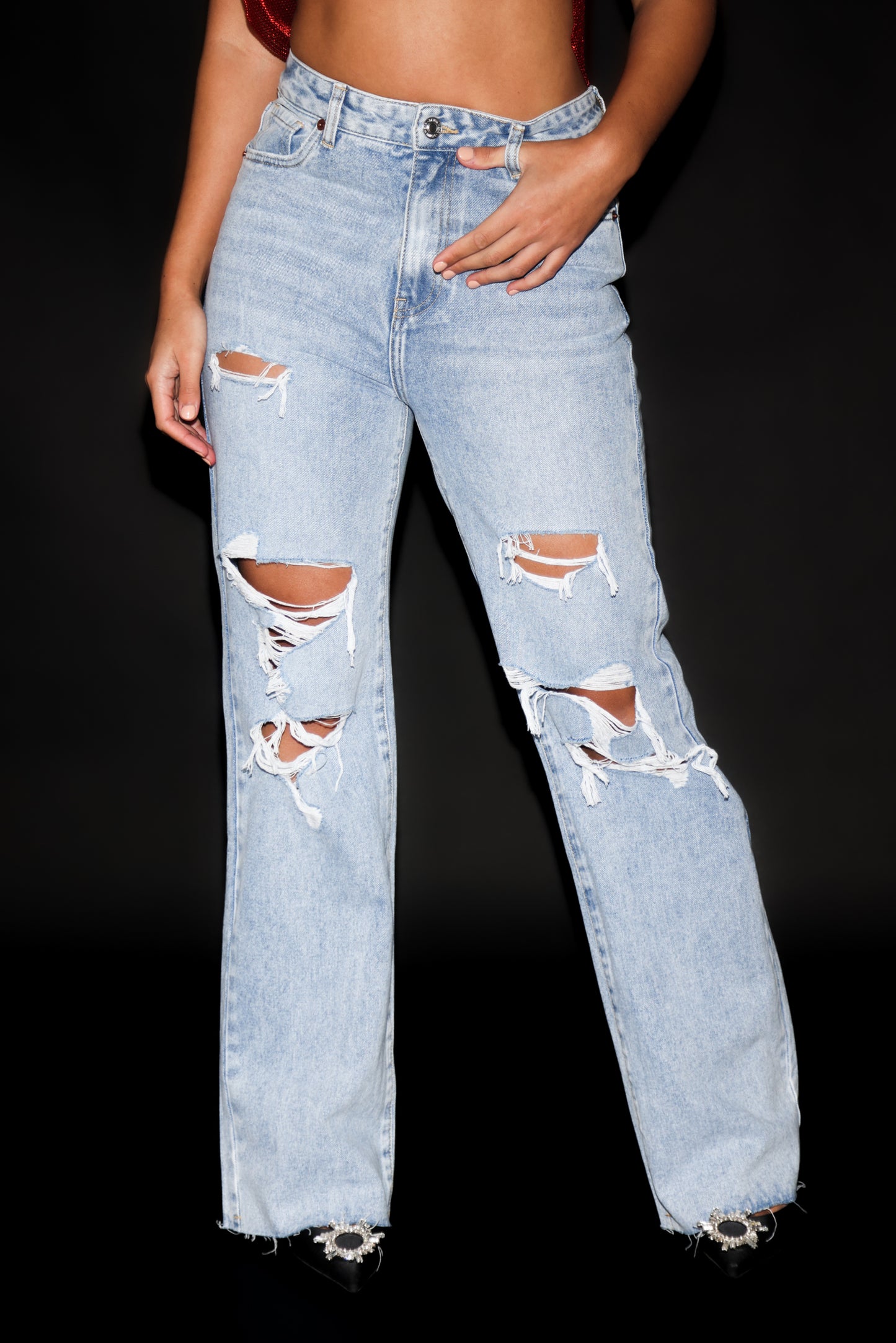 LIGHT WASH RIPPED JEANS